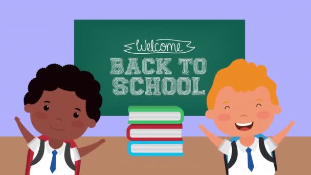 De volta à temporada escolar com meninos e livros inter-raciais — Vídeo de Stock