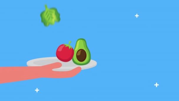 Levage des mains aliments sains frais dans le plat — Video