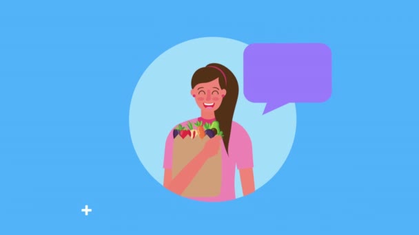 Frau mit frischen gesunden Lebensmitteln im Beutel — Stockvideo