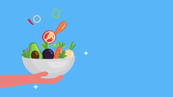 Levantar la mano alimentos frescos y saludables en un tazón — Vídeo de stock