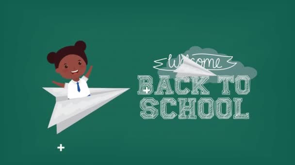 Возвращение к школьному сезону с афро-девочкой в бумажном самолете — стоковое видео