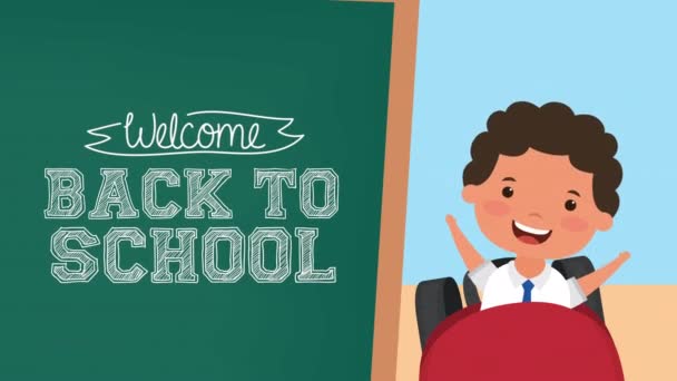 少年と黒板を使って学校の季節に戻り — ストック動画