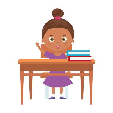 Tahta masası olan küçük tatlı bir afro kız.