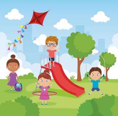 Park manzarasında oynayan küçük grup çocukları.