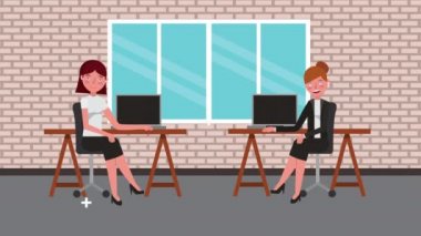 Ofiste çalışan genç iş kadınları