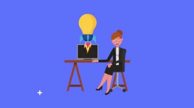 Ofisteki genç iş kadını ampulle çalışıyor.