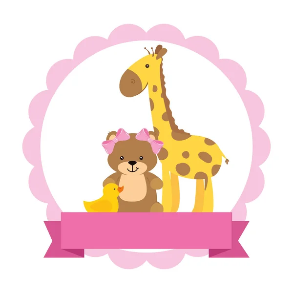 Linda jirafa con osito de peluche hembra y pato de goma — Vector de stock