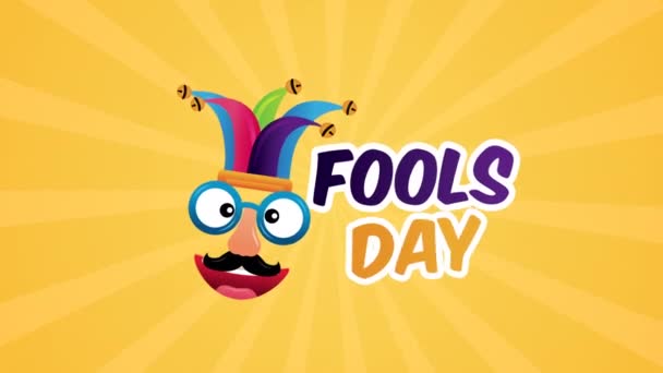 Счастливая открытка на день дурака в дурацкой маске и шляпе шута — стоковое видео