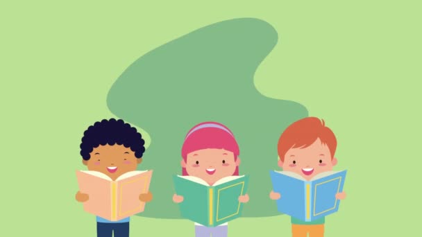 Celebración del día mundial del libro con niños pequeños leyendo — Vídeos de Stock