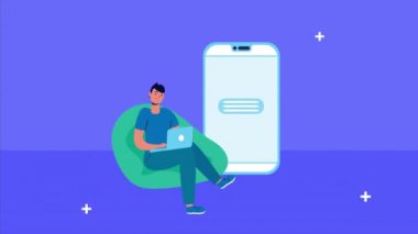 adam sosyal medya simgelerine sahip dizüstü bilgisayar ve akıllı telefon kullanıyor