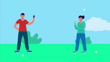 Kampta sosyal medya simgeleri olan akıllı telefon kullanan çift