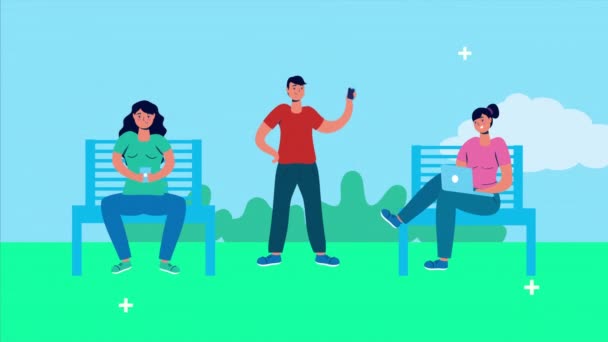 Personas que usan teléfonos inteligentes con iconos de redes sociales en el parque — Vídeo de stock