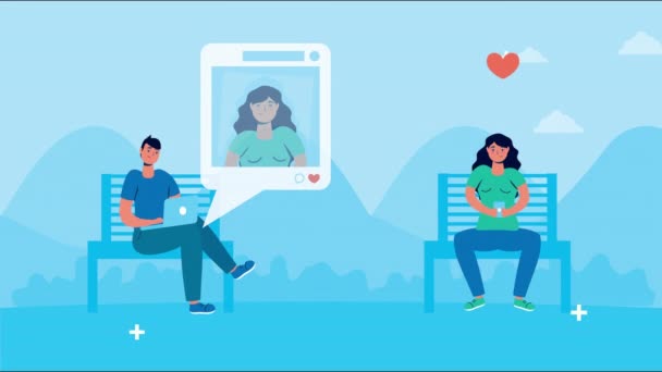 Пара с помощью смартфона и речи пузырь социальных медиа — стоковое видео