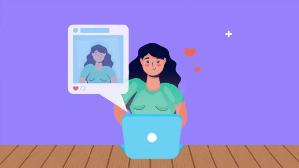 Femme utilisant un ordinateur portable et la technologie des médias sociaux — Video