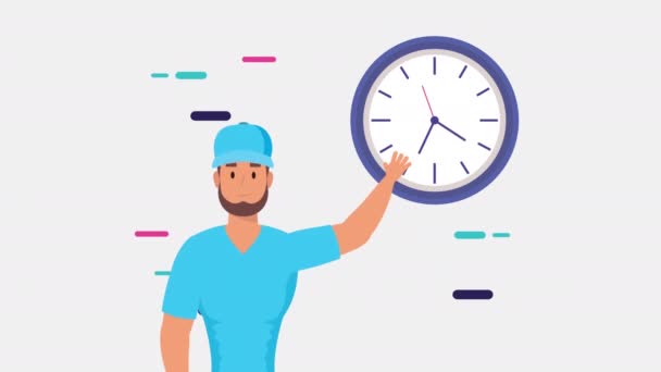 Trabajador de servicios logísticos con reloj de tiempo — Vídeo de stock
