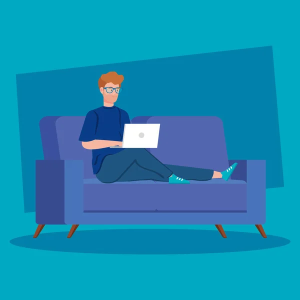 Homme travaillant dans le télétravail avec ordinateur portable dans le canapé — Image vectorielle