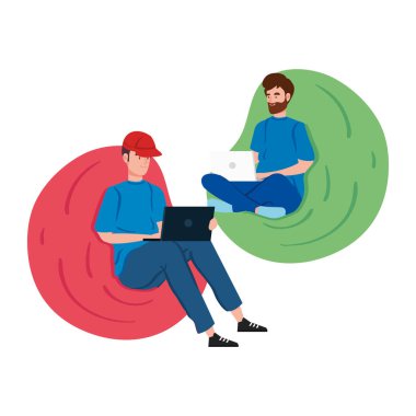 Erkekler evden işe giderken dizüstü bilgisayarlarıyla puf yumuşak oturuyorlar.