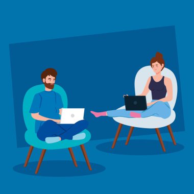 Evden işe giden çift sandalyede oturuyor.