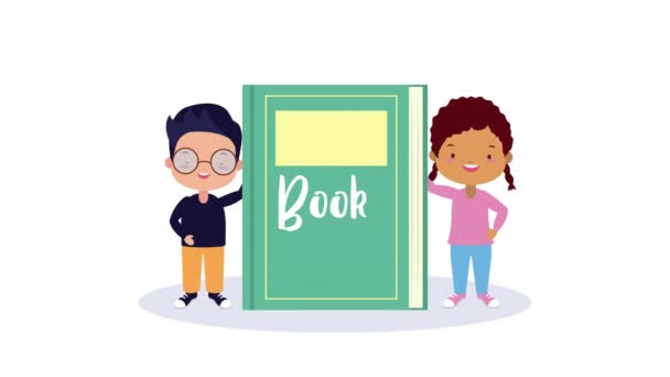Celebração do dia do livro mundial com crianças pequenas — Vídeo de Stock