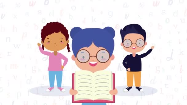 Celebración del día mundial del libro con niños pequeños leyendo — Vídeo de stock