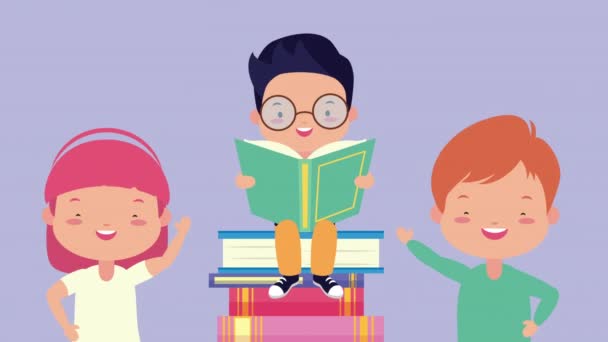 Célébration de la journée mondiale du livre avec de petits enfants lecture — Video