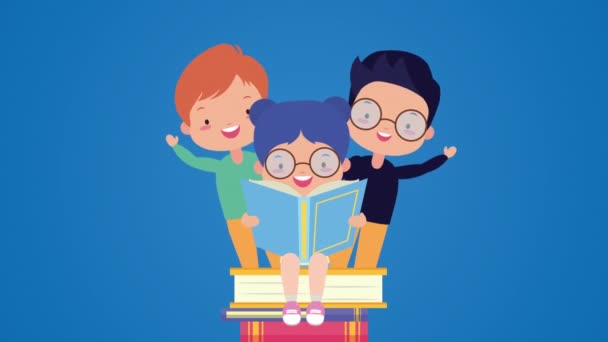 Świat książki dzień świętowania z małych dzieci czytających — Wideo stockowe