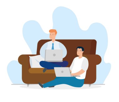 Erkekler evde dizüstü bilgisayarlarla çalışıyor.