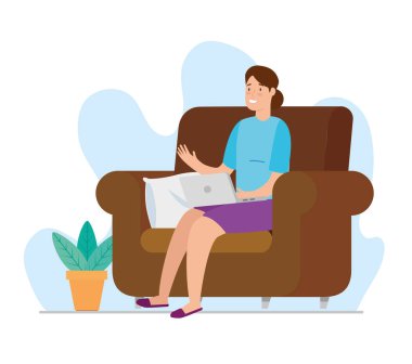 Evde dizüstü bilgisayarlı bir kadın koltukta oturuyor.