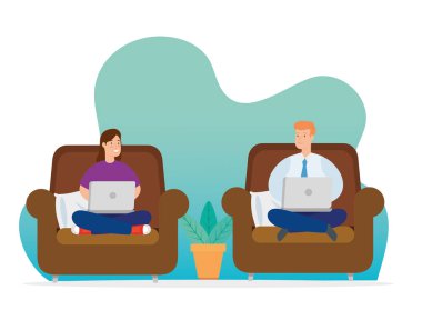 Evde dizüstü bilgisayarları olan çift kanepede oturuyor.