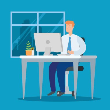 İşadamı masasında bilgisayarla evde çalışıyor.