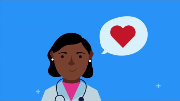 Profesional médico femenino con burbuja del habla y corazón — Vídeo de stock