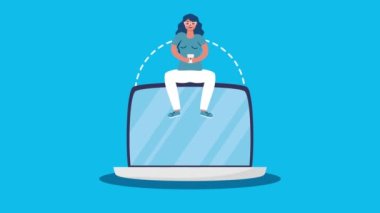 Bilgisayarda akıllı telefon kullanan bir kadın online alışveriş yapıyor.