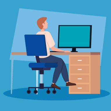 Masa ve bilgisayarla çalışan bir adam.