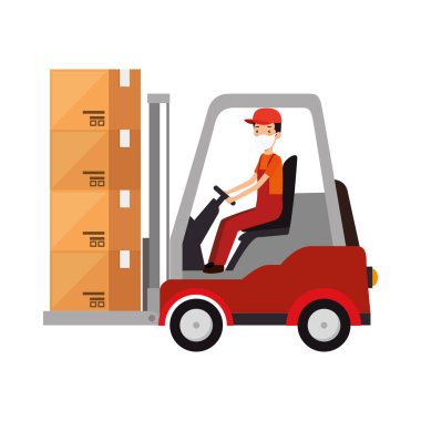 İşçiyle birlikte forkliftte kutu paketi kargo.