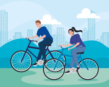 Şehir manzarasında bisiklet süren genç çift