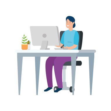 Çalışma masası ve bilgisayarı olan kadın