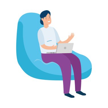 Pouf 'ta dizüstü bilgisayarıyla oturan kadın