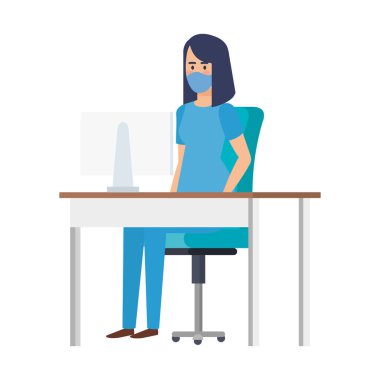 Masasında yüz maskesi olan kadın sağlık görevlisi.