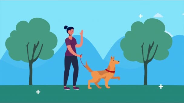 Frau geht mit Hund im Park spazieren — Stockvideo