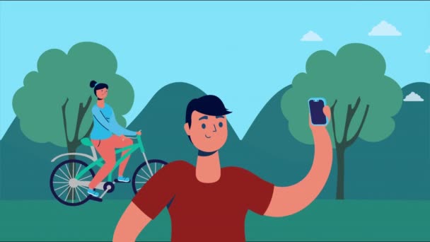 Couple utilisant la technologie des smartphones dans le parc — Video