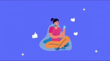 Kanepede akıllı telefon kullanan kadın.