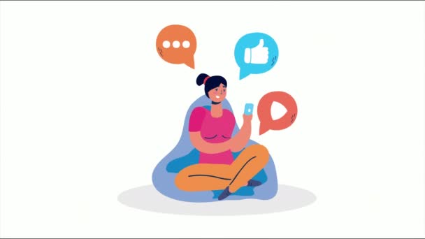 Vrouw met behulp van smartphone sociale media in de bank — Stockvideo