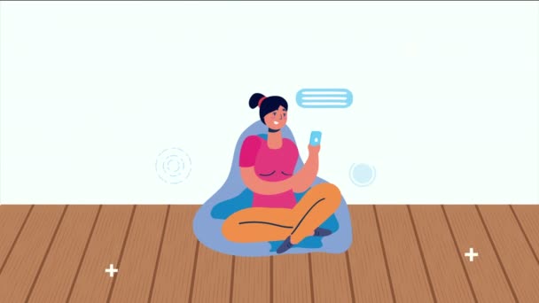 Femme utilisant les médias sociaux smartphone dans le canapé — Video