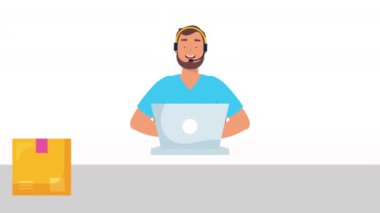 Bilgisayarı ve kutuları olan lojistik dağıtım işçisi.