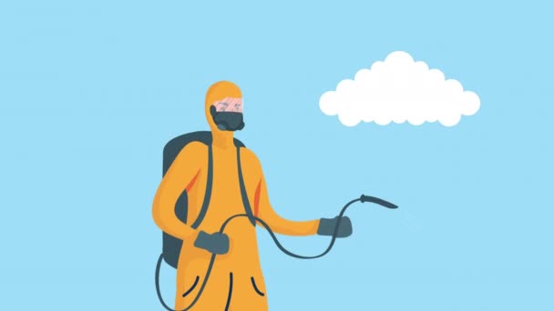 Працівник очищувач з біобезпечним костюмом за допомогою розпилювача — стокове відео