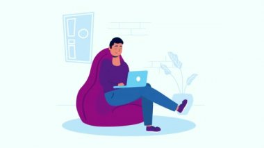 Kanepede dizüstü bilgisayar kullanan adam seçim kampanyasında kalıyor.