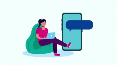Kanepede akıllı telefonlu dizüstü bilgisayar kullanan bir kadın.