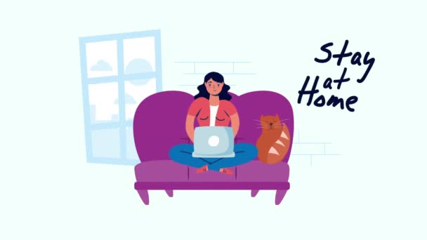Γυναίκα που χρησιμοποιεί φορητό υπολογιστή στον καναπέ με γάτα διαμονή στο σπίτι εκστρατεία — Αρχείο Βίντεο
