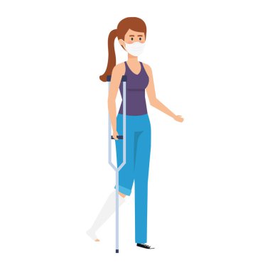 Yüz maskesi takan koltuk değnekli kadın.