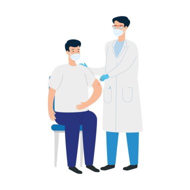 Doktor yüz maskesi kullanarak adama aşı yapıyor.